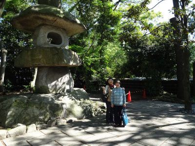 久伊豆神社の巨大な石灯篭_hisaizu