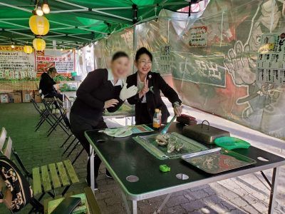 水沢の奥州まちなか交流館の前のカキ小屋「牡蠣奉行」でカキを食べる（岩手県奥州市）_fx_1573617410517