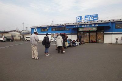 東日本大震災では食品を求めて早朝からお店に人が並びました_34