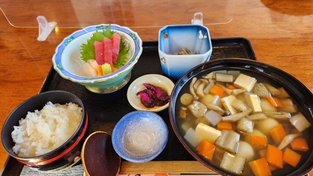 岩手県久慈市のおおみ屋で「北三陸まめぶ汁定食」_w1280_20230314_130022