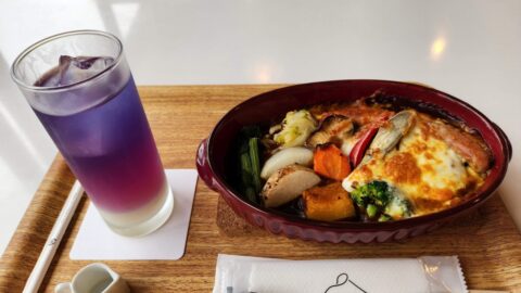レストラン石神の丘「産直野菜10種類と岩手町産ソーセージの焼きカレーとゆうやけピコセット」IGRいわて銀河鉄道に乗って石神の丘美術館に行こう_w1280_20230622_114047