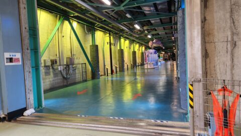 石油文化ホールの入り口（もぐらんぴあ）_w1280_20240313_143255